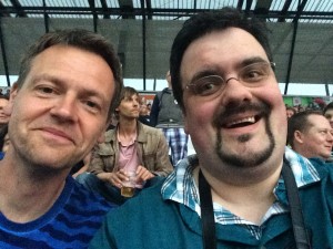     Michael und Björn freuen sich auf das Konzert von Black Sabbath. Björn, noch nicht Selfie-erpropt, muss noch lernen, direkt in die Handy-Kamera zu schauen ;-). Foto: Björn Othlinghaus