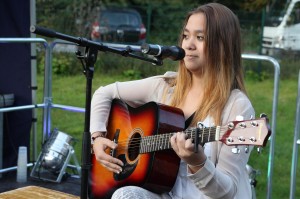 Die 12-jährige Zeneida Palenga stellte einen selbst geschriebenen Song vor. (Foto: Björn Othlinghaus)