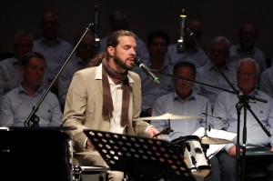 Klaus Sonnabend von der Band der Music Store Musikschule überzeugte als Sänger und Schlagzeuger. (Foto: Björn Othlinghaus)