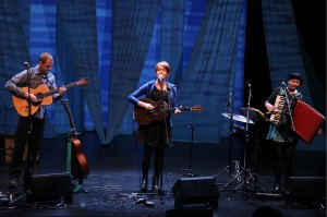 Karine Polwart sowie ihre musikalischen Mitstreiter Steven Polwart (Gitarren und Gesang) und Inge Thomson (Akkordeon, Percussion, Loops und Gesang) boten ein stimmungsvolles Konzert. (Foto: Björn Othlinghaus)