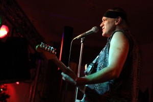 Gitarrist und Ein-Mann-Band Dimmy Scodralis aus Düsseldorf bestritt die komplette Rocknacht in der Gaststätte Dahlmann - die "Dos Hombres" aus Neuss hatten "Schiss vor Schnee" und waren deshalb nicht zum Auftritt erschienen. (Foto: Björn Othlinghaus)
