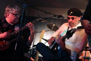 Guido Vogt (Slide Guitar) und Horst Krebs (Gitarre, Gesang) von der Vorgruppe "Axolotl". (Foto: Björn Othlinghaus)