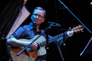 Markus Scheidtweiler spielt bei Portmeirion verschiedene Saiteninstrumente. (Foto: Björn Othlinghaus)