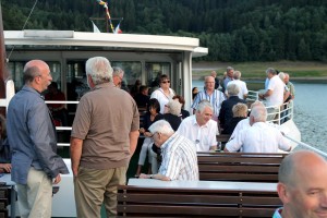 Auch das Wetter spielte mit, so dass es sich die Jazzfreunde auf dem Deck gut gehen lassen konnten. (Foto: Björn Othlinghaus)