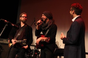 Markus Hartkopf (links) und Klaus Sonnabend (mitte) - Mitglieder im Organisationsteam und Musiker in der Local-Aid-Band. (Foto: Björn Othlinghaus)