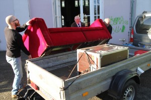 Wenn Horst Wackerbarth auf einen Fototermin fährt, ist die Rote Couch fast immer dabei. (Foto: Björn Othlinghaus)