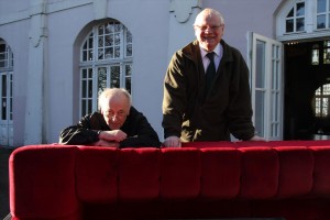 Das weltbekannte Möbelstück ist wieder abfahrbereit: Foto-Künstler Wackerbarth und Friedrich-Karl Schmidt, Vorsitzender der Bergstadt-Stiftung Lüdenscheider Schützenhalle. (Foto: Björn Othlinghaus)