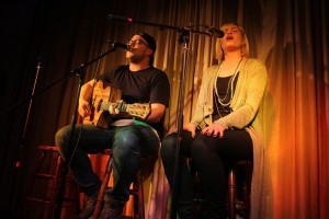 Nando Andreas (Gitarre, Gesang) und Melina Fuhrmann (Gesang) bilden das Duo HonigMut. (Foto: Björn Othlinghaus)