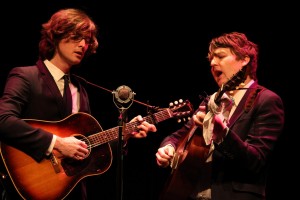 "The Milk Carton Kids" legen bei ihren Konzerten Wert auf visuellen Minimalismus und lassen lieber die Musik sprechen. (Foto: Björn Othlinghaus)