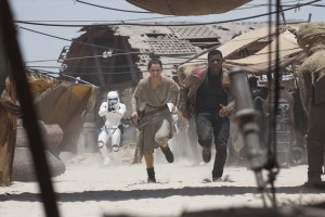 Rey (Daisey Ridley) und Finn (John Boyega) auf der Flucht. (Foto: Lucasfilm Ltd. &amp; TM. All Rights Reserved)(Foto: Lucasfilm Ltd. & TM. All Rights Reserved)