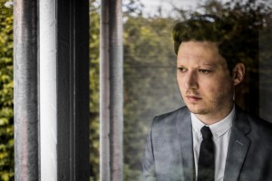 Obwohl Konstantin Gropper auf Fotos selten gut gelaunt ist, enthält sein neues Album "Love" durchaus Midtempo-Songs mit verhalten optimistischen Tönen. (Foto: Hanna Käßbohrer)