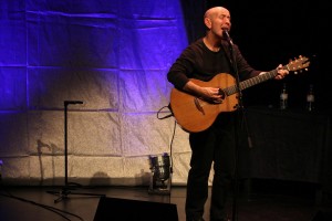 Wie bei vielen Folk-Musikern brauchte Kieran Goss auf der Bühne nicht viel mehr als seine Lieder, seine Stimme und seine Gitarre. (Foto: Björn Othlinghaus)