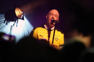 Weil der Unheilig-Frontmann Wert auf stilvolle Kleidung legt, durfte auch das BVB-Shirt beim Konzert nicht fehlen. (Foto: Björn Othlinghaus)