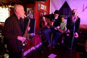 Beim Breakfast-Club wurde das Duo HonigMut mit Nando Andreas (Gesang, Gitarre) und Melina Fuhrmann (Gesang) durch Rudolf F. Nauhauser (Saxophon) und Dominik Honzig (Percussion) unterstützt. (Foto: Björn Othlinghaus)