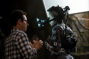 Regisseur J.J. Abrams am Set mit Lupita Nyong'o (Maz Kanata). (Foto: David James.© 2015 Lucasfilm Ltd. & TM. All Right Reserved)