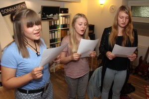 Louisa Sellig, Julia Krause und Leandra Sahlke schrieben nicht nur die Lyrics, sondern waren auch für den Gesang zuständig. (Foto: Björn Othlinghaus)