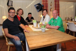 Einen Drehtag verbrachte das Team im Hotel Sportalm Gipfelglück von Alexander Hagebölling (Mitte), dem zweiten Lüdenscheider Lokal, das am Ende einen respektablen vierten Platz belegte. (Foto: Björn Othlinghaus)