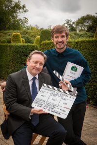 Neil Dudgeon als Inspector Barnaby und sein Assistent Charlie Nelson (Gwilym Lee) freuen sich über die 100. Episode. (Foto: All3MEDIA &amp; Bentley Productions)