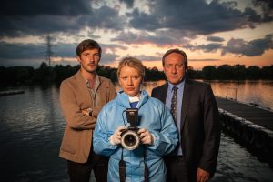 Die Beamten ermitteln am Tatort in "Flieg, Mörder, Flieg" ("The Flying Club"). (Foto: ALL3MEDIA &amp; Bentley Productions)