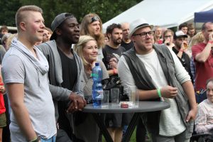 Viele Gast-Musiker aus dem heimischen Raum waren mit dabei (v.l.): Patrick Honzig, Koroma sowie Melina Fuhrmann und Nando Andreas (Duo HonigMut). (Foto: Björn Othlinghaus)