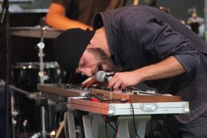 Singen und Spielen gleichzeitig: Kein Problem für Suddenly-Human-Frontmann Philipp Saaler. (Foto: Björn Othlinghaus)