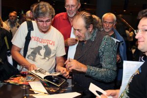 Die Folk-Rock-Veteranen, hier Pat Donaldson, hatten auch bei der Autogrammstunde nach dem Konzert einiges zu tun. (Foto: Björn Othlinghaus)