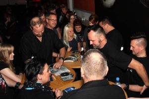 Andrang beim Signieren am Merch-Stand. (Foto: Björn Othlinghaus)