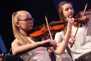 Musikerinnen beim gemeinsamen Auftritt des Jugendsinfonieorchesters, des Jugendchores der Musikschule und des Lüdenscheider Kammerorchesters. (Foto: Björn Othlinghaus)