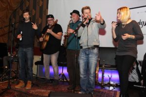 Das Duo HonigMut mit Melina Fuhrmann und Nando Andreas hatte zahlreiche Gast-Musiker zum Konzert eingeladen. (Foto: Björn Othlinghaus)