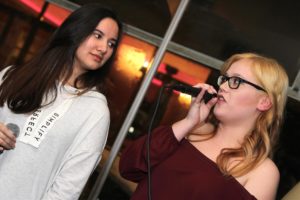 Die Sängerinnen Carmen Klughardt und Lisa Cramer. (Foto: Björn Othlinghaus)