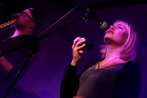 Die beiden Musiker beim Heimathelden-Konzert in der Lüdenscheider Gaststätte Dahlmann. (Foto: Björn Othlinghaus)