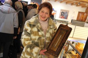 Gudrun Nitz aus Brügge brachte ein Kleinmöbel mit, das sie auf dem Flohmarkt erworben hatte. (Foto: Björn Othlinghaus)