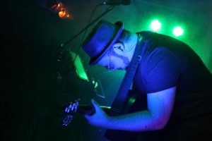 Erkan Besirlioglu, mit Leidenschaft an der Gitarre. (Foto: Björn Othlinghaus)