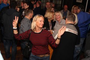 Beste Stimmung in der Altdeutschen Bierstube. (Foto: Björn Othlinghaus)