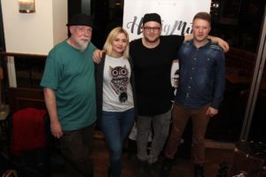 Melina Fuhrmann und Nando Andreas vom Duo HonigMut (Mitte) traten zusammen mit Rudolf F. Nauhauser (links) und Patrick Honzig (rechts) im Extrablatt auf. (Foto: Björn Othlinghaus)