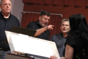 Burkhard Müller von Chorpacabana zeigt, wo es lang geht. (Foto: Björn Othlinghaus)