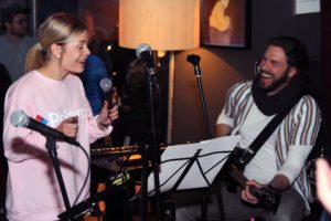 Sängerin Hannah Kramer mit Klaus Sonnabend. (Foto: Björn Othlinghaus)