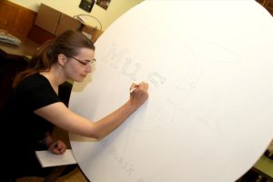 Judith Westerhoff gestaltet ein Schild für den Außenbereich. (Foto: Björn Othlinghaus)