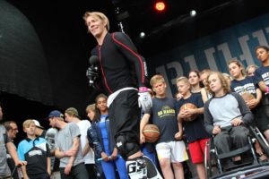 Moderator Simon Gosejohann und junge Sportler der Ruhr Games. (Foto: Björn Othlinghaus)