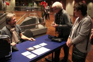 Autogrammwünsche erfüllte der Musiker und Schauspieler gern. (Foto: Björn Othlinghaus)