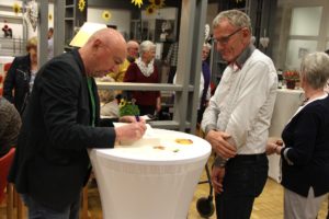 Herbert Knorr widmete sich nach der Veranstaltung den zahlreichen Zuschauern für persönliche Worte und eine Signatur im Buch. (Foto: Björn Othlinghaus)