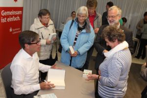 Viele ließen sich ihre Bücher am Ende der Lesung signieren und wechselten noch einige Worte mit dem Autor.(Foto: Björn Othlinghaus)