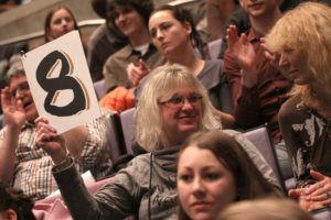 Wie beim Poetry-Slam üblich setzte sich die Jury aus Zuschauern zusammen. (Foto: Björn Othlinghaus)