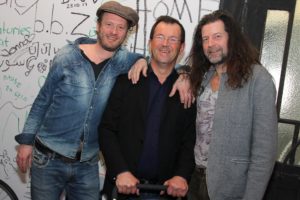 Jean-Luc Bubert mit Museumsleiter Dr. Eckhard Trox und Künstler Tom Groll, einem der Initiatoren der Home-Ausstellung im Museum Lüdenscheid. (Foto: Björn Othlinghaus)