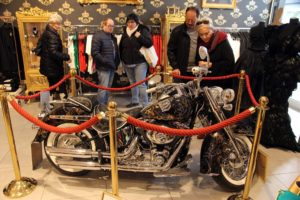 Ein pompööses Geschenk für einen, der schon alles hat: eine von Harald Glööckler gestaltete Harley mit 20000 Swarowski-Kristallen (Unikat, Preis 129.000 Euro), zu erwerben im Pompöös Pop ART Store Bochum. (Foto: Björn Othlinghaus)