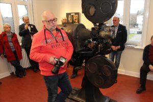 Peter Herzog von der Bürgerstiftung Halver machte aus dem Fotomaterial von Jana Eilhardt eine filmische Collage, die in der Ausstellung zu sehen ist. (Foto: Björn Othlinghaus)