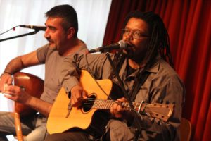 Deniz Kutlu und Tlako Mokgadi bestritten das Vorprogramm im oberen Foyer des Kulturhauses. (Foto: Björn Othlinghaus)