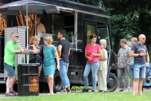 Lüdenscheids Edel-Burger-Restaurant "Die Platte Bulette" stellte einen Food-Truck zur Verfügung, wobei alle Erlöse aus dem Burgerverkauf dem Hospiz zugute kamen. (Foto: Björn Othlinghaus)