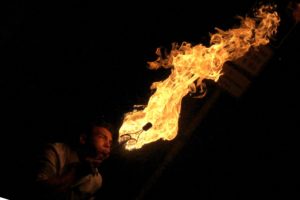 Eine Feuershow bekamen das Publikum in der Pause zu sehen. (Foto: Björn Othlinghaus