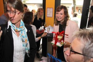 Beim Sektempfang vor der Premierenvorführung begrüßten Julia Schubeius und ihre Kollegen vom Filmteam zahlreiche Gratulanten im Camera Lichtspiele Kino. (Foto: Björn Othlinghaus)